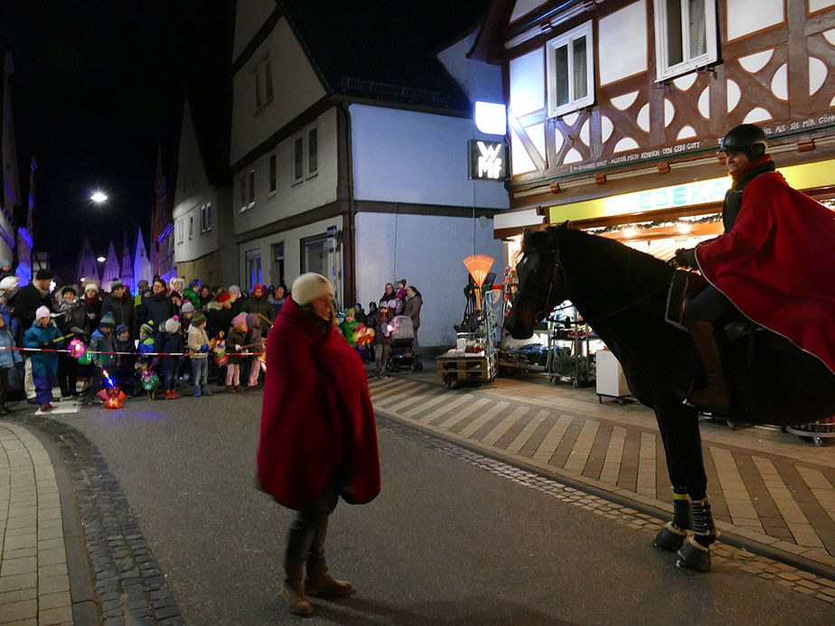 Sankt Martin Laternenumzug durch die Stadt (Foto: Karl-Franz Thiede)